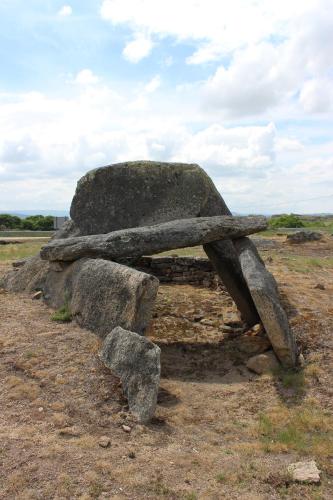 a stone bench sitting next to a large rock at Hotel Medieval® de Penedono in Penedono