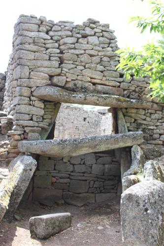 a stone bench sitting in front of a stone wall at Hotel Medieval® de Penedono in Penedono