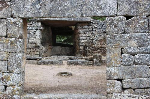 an old stone building with an opening in the wall at Hotel Medieval® de Penedono in Penedono