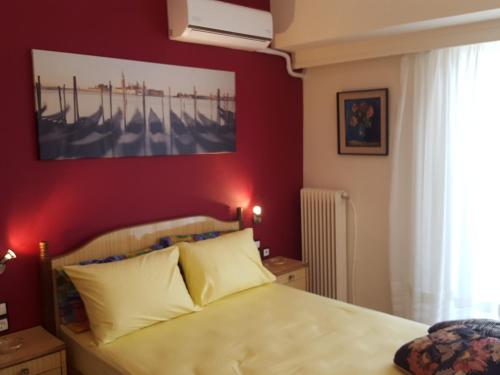 アテネにあるSuperb Athenian Nestの赤い壁のベッドルーム1室