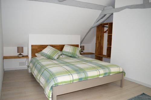a bedroom with a bed in a room at Aux Volets Bleus Chez Mark & Sylvie in Rouffignac Saint-Cernin