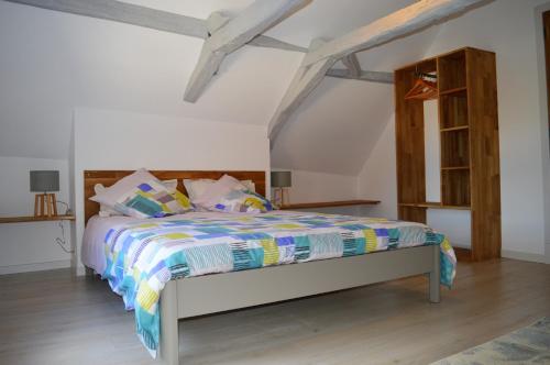 Postel nebo postele na pokoji v ubytování Aux Volets Bleus Chez Mark & Sylvie