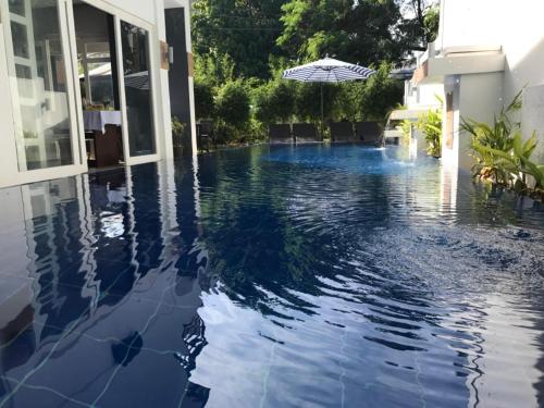 La alberca dentro o cerca de The Orient Beach Boracay