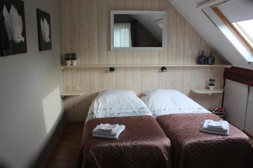 A bed or beds in a room at Hof van Lutten