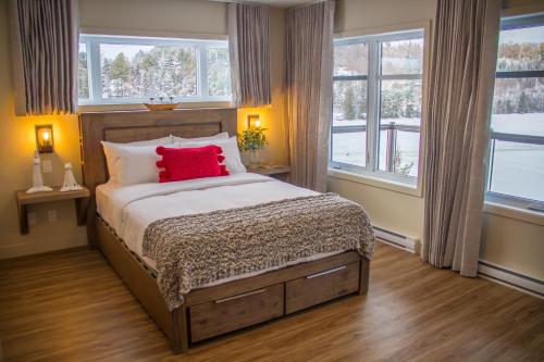 Un dormitorio con una cama con una almohada roja encima. en Le Viking Resort, en Sainte-Marguerite