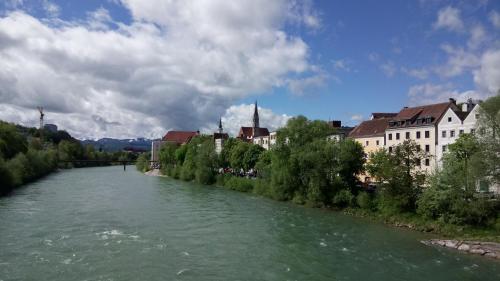 a river in a city with buildings and buildings at Apartment AP 1 im Zentrum Steyr, BESTROOMS eU in Steyr