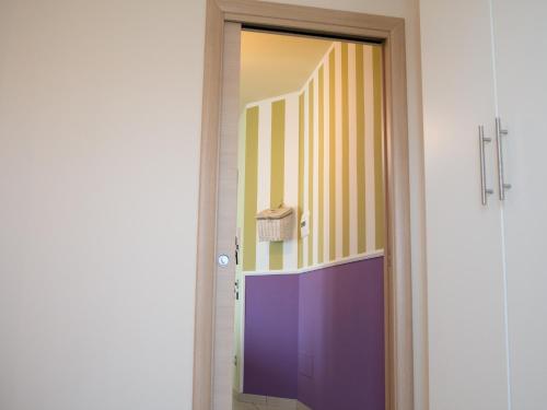 a hallway with a door with a mirror at Lillananna Reload in Porto SantʼElpidio