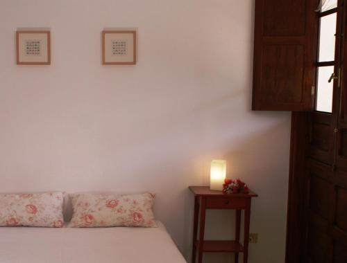 a room with a bed and a candle on a table at Casa Creativa in Hermigua