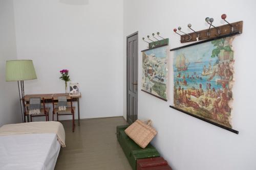 ein Schlafzimmer mit einem großen Wandgemälde in der Unterkunft Amarcord Skola in Veli Rat