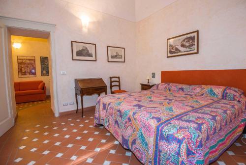 una camera con letto, tavolo e scrivania di Appartamento Matteotti a Volterra