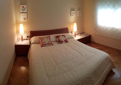 een slaapkamer met een bed met 2 kussens erop bij La Señal in Alicante