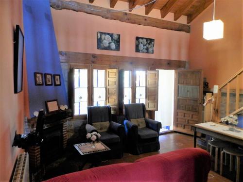 a living room with two chairs and a couch at Casa rural Estrella Polar II in Arcones