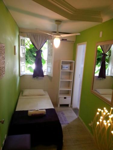 a bedroom with two beds and a window at Hotel Pousada Papaya Verde in Salvador