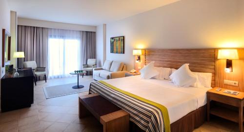 1 dormitorio con 1 cama grande en una habitación de hotel en Barceló Punta Umbría Beach Resort, en Punta Umbría