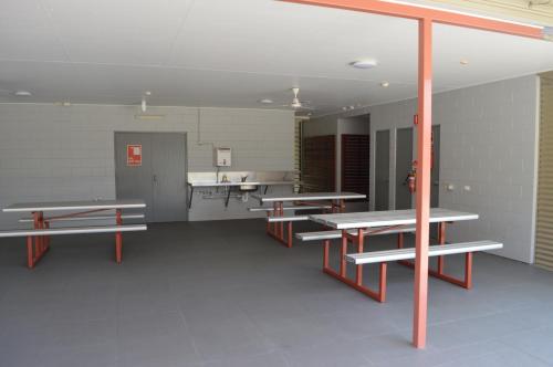 Una cocina o zona de cocina en Hidden Valley Holiday Park Darwin