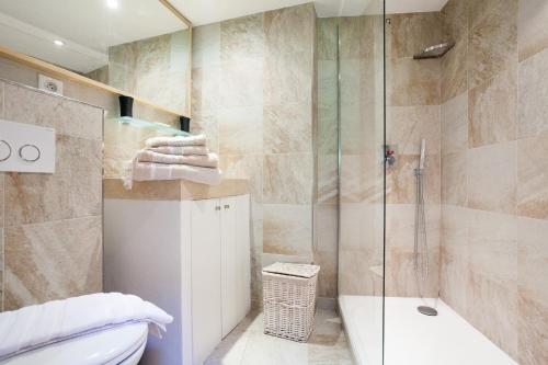 Superbe appartement loft vieil Antibes tesisinde bir banyo