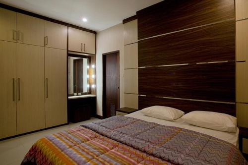 sypialnia z łóżkiem z dużym drewnianym zagłówkiem w obiekcie Puri Senggigi Hotel w mieście Senggigi