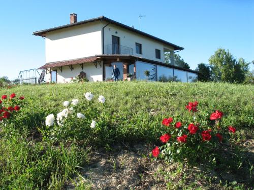 a house on top of a hill with flowers at il Balcone sul Monferrato in Tonco