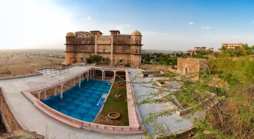 - une vue aérienne sur un bâtiment avec une piscine dans l'établissement Neemrana's - Tijara Fort Palace, à Alwar