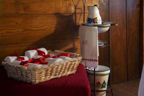 a basket of towels and a hat on a table at B&B Charme Sa Pardina in Orroli