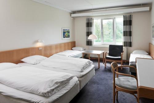 Giường trong phòng chung tại Vejle Center Hotel