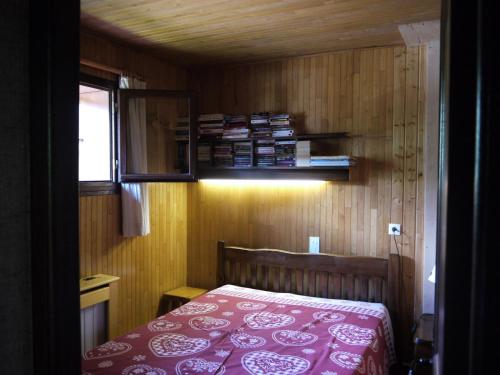 1 dormitorio con 1 cama en una habitación pequeña en Chalet la Ravine, en Valmorel