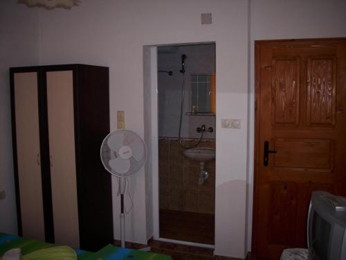 ポモリエにあるGeorgievi Guest Houseのバスルームが備わる客室で、ファンはドアの隣にあります。