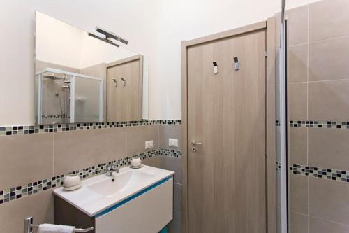 a bathroom with a sink and a mirror at Perla del Borgo in Palermo