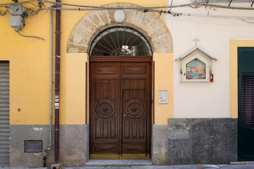 una gran puerta de madera en el lateral de un edificio en Perla del Borgo, en Palermo