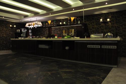 a bar in a restaurant with a counter at Royal Hotel Inegol in Inegol