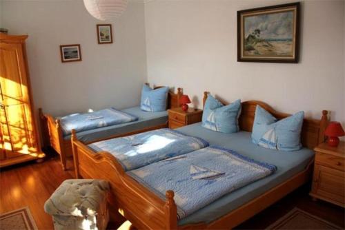 ツィノヴィッツにあるFerienhaeuser Zinnowitz USE 2320の青い枕が備わる客室内のベッド2台