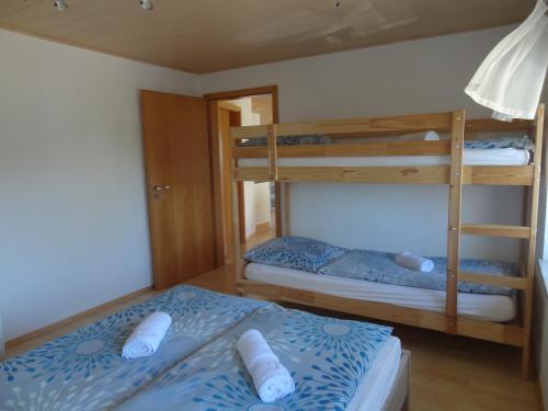 Lliteres en una habitació de Ferienwohnung Ebersbach