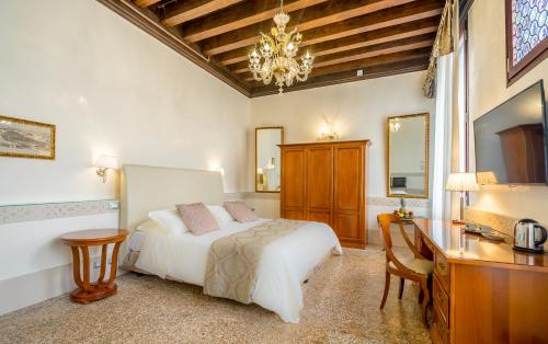 - une chambre avec un lit et un bureau dans l'établissement Hotel Palazzo Vitturi, à Venise