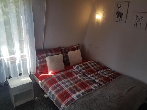 a small bedroom with a bed and a window at Willa Grafit in Karpacz
