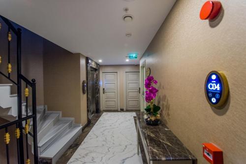 een hal van een hotel met een bord op de muur bij Homelike Hotel in Istanbul
