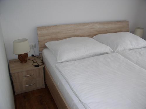 Ein Bett oder Betten in einem Zimmer der Unterkunft Apartmán Cyril A 104