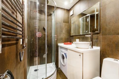トゥーラにあるApartment Svobodaのバスルーム(トイレ、洗面台、シャワー付)