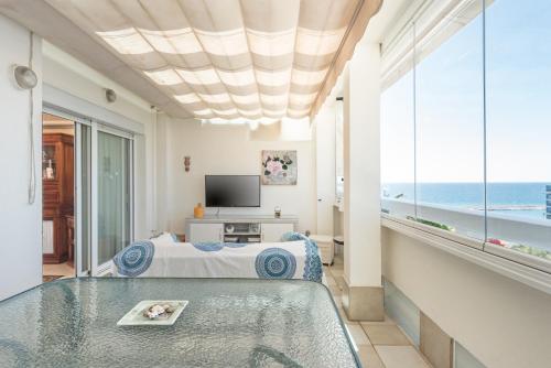 een slaapkamer met een bed en uitzicht op de oceaan bij Ático La Marina in Marbella