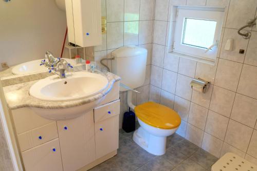 ein Bad mit einem Waschbecken und einem WC in der Unterkunft Apartment Oswald in Crikvenica