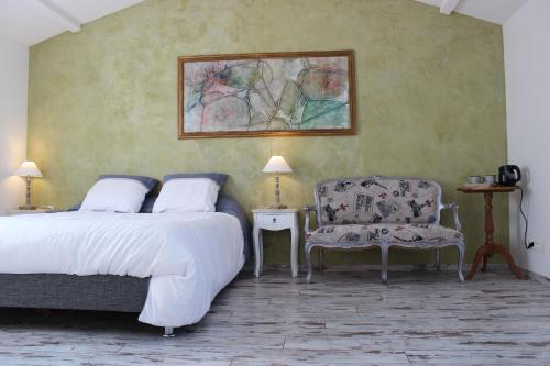 une chambre d'hôtel avec un lit et une chaise dans l'établissement B&B La Difference, à Lagord