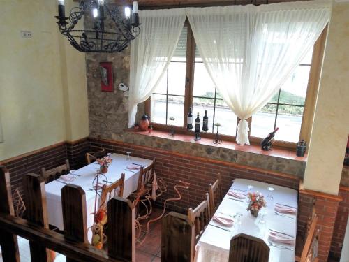 A restaurant or other place to eat at Hotel Rural La Piedra