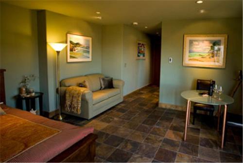 a living room with a couch and a table at Pearlessence Vineyard Inn in Sebastopol