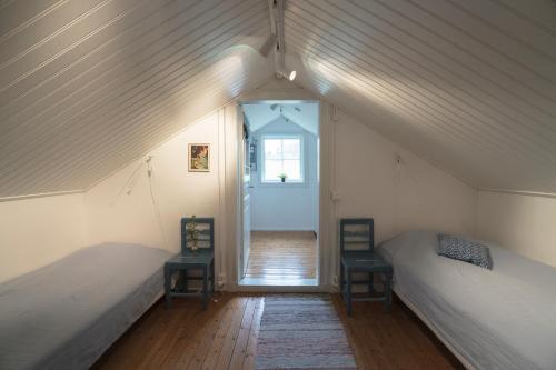 Habitación en el ático con 2 camas y ventana en Anfasteröd Gårdsvik - Sjöstugan, en Ljungskile