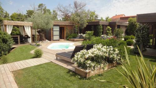 un jardin avec un banc et une piscine dans l'établissement Timazen Lodges Agen Sud, à Aubiac