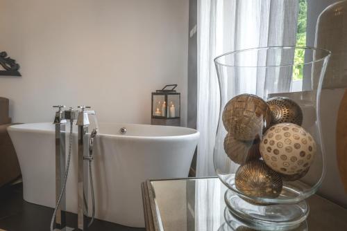 een badkamer met een glazen vaas met schelpen op een tafel bij Albergo Diffuso Locanda Senio in Palazzuolo sul Senio
