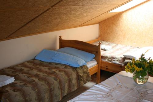 a small bedroom with two beds in a tent at Zajazd Bonanza in Jędrzychowice