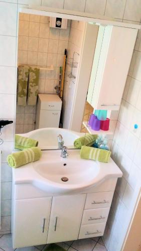 a bathroom with a white sink and a mirror at Käpt'n Böff in Vadersdorf