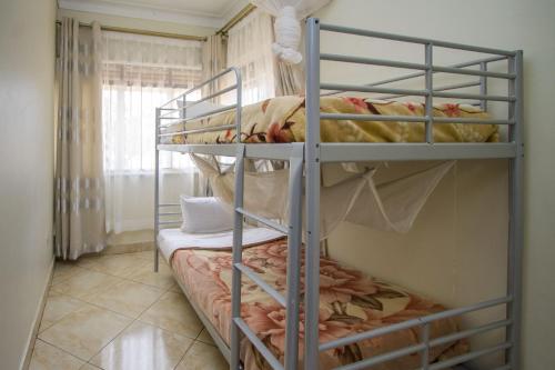 Bunk bed o mga bunk bed sa kuwarto sa Jinja Safari Hotel