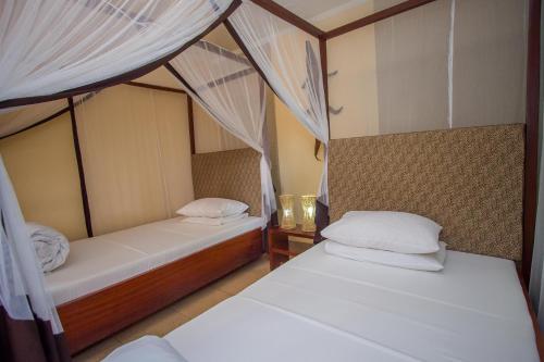 Una cama o camas en una habitación de 2 Friends Guest House