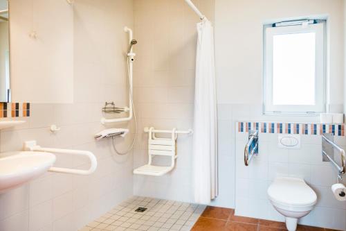 a bathroom with a toilet and a sink at Jugendherberge Jever in Jever